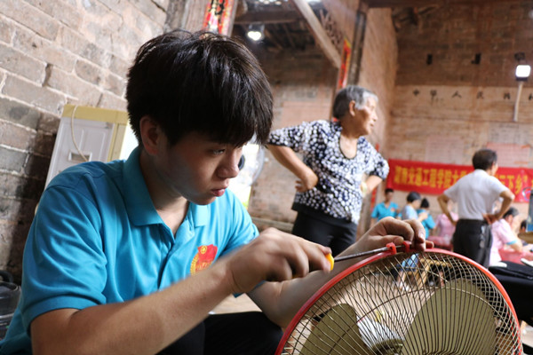 2.科技组修理电器_副本.jpg 2.科技组修理电器_副本.jpg