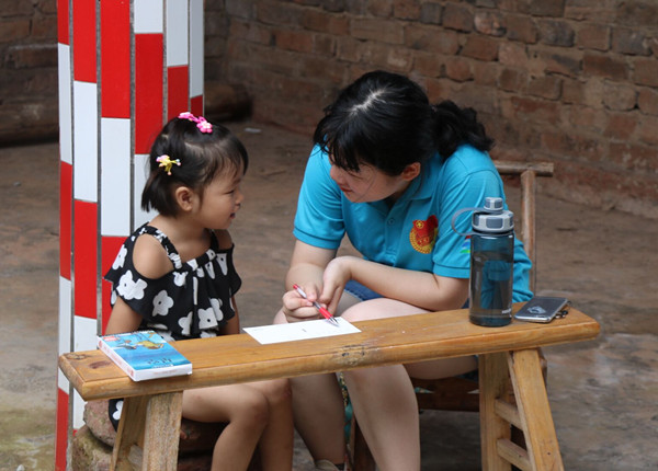 3.支教组辅导小朋友_副本.jpg 3.支教组辅导小朋友_副本.jpg