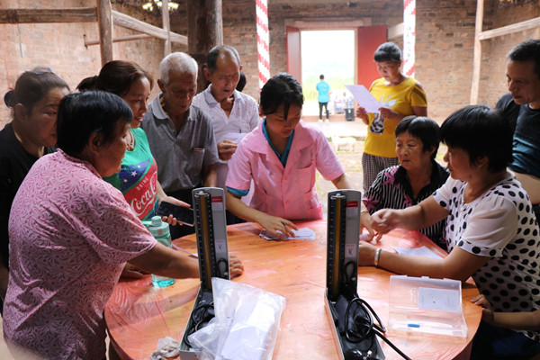 4.医疗卫生组为老人量血压_副本.jpg 4.医疗卫生组为老人量血压_副本.jpg