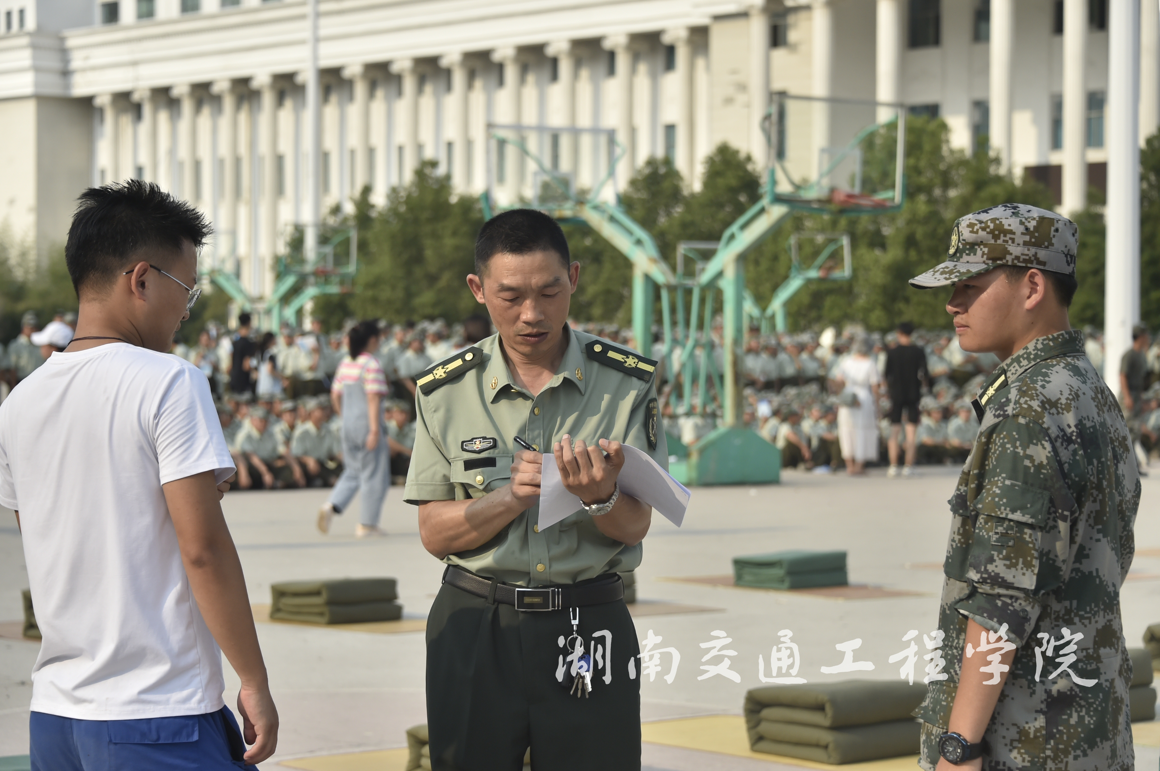 认真评比的裁判.JPG 认真评比的裁判.JPG