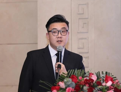 15.李飞在雪岩公司年会上做工作报告1_副本.jpg 15.李飞在雪岩公司年会上做工作报告1_副本.jpg