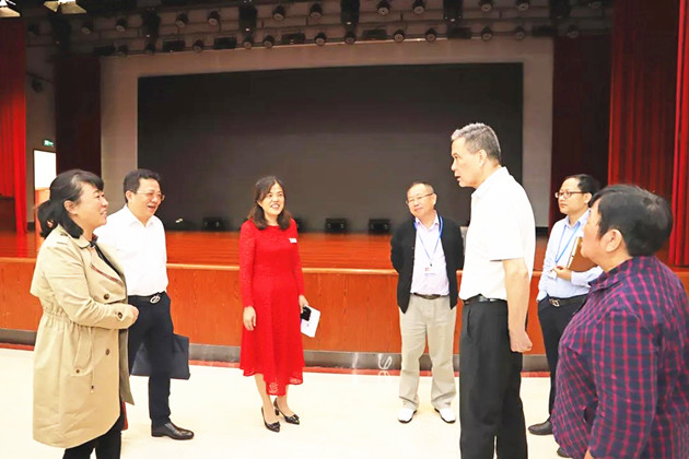 2.新葡萄领导参观该院学术交流中心.jpg 2.新葡萄领导参观该院学术交流中心.jpg