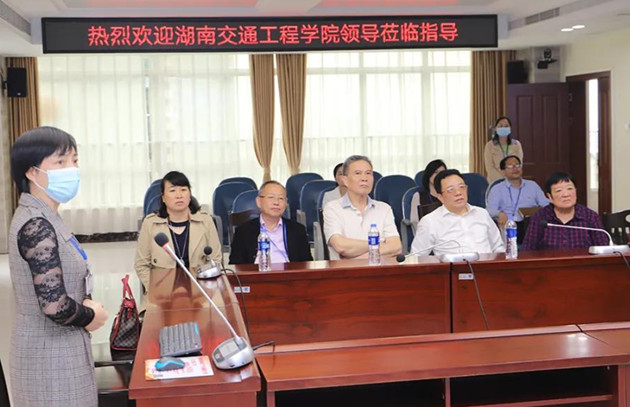 4.新葡萄领导参观该院远程会诊中心.jpg 4.新葡萄领导参观该院远程会诊中心.jpg